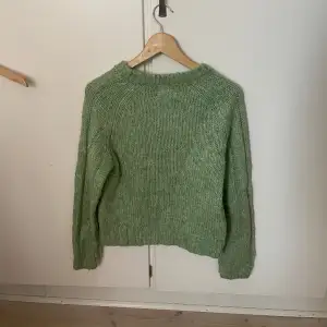 Grön stickad tröja 💖 dm vid frågor