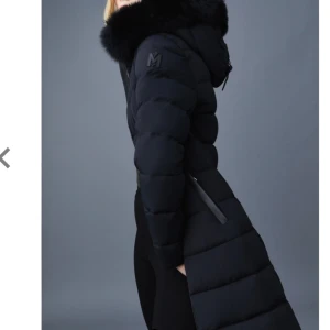 MACKAGE jacka dam - Denna sköna o varma jacka har ej kommit till använding, derför vill jag sälja vidare.  Den kommer i väldigt bra skick, skulle säga 9/10. Det är en storlek L, men sitter som en M. Skicka Dm för fler bilder/detaljer. Nypris: 14.000:-