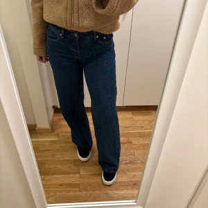 Jeans mörkblå wide - Lågmidjade mörkblå jeans i wide modell