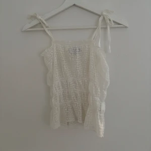 Spetstopp  - En genomskinlig spetsliknande topp, perfekt att ha över en annan tröja! 😍 Bra skick storlek XS ☺️