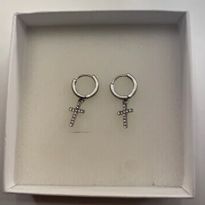 Korsörhängen  - Använda fåtal gånger och de är från Guldfynd. Säljer dom för att de inte kommer till användning.💕