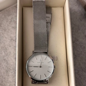 Accessoarer  - Säljer denna fina klocka i silver köpt från ur o penn. 