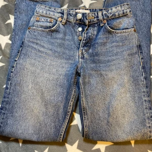 Blåa straight Jeans från Zara - Bra skick, perfekta i längden om man är ungefär 163-165 men är man lite kortare än det så är de nån eller några cm långa. Och de passar om man normalt har storlek xxs/xs i storlek på byxor och jeans. De är mid waist men mest åt det låga hållet.