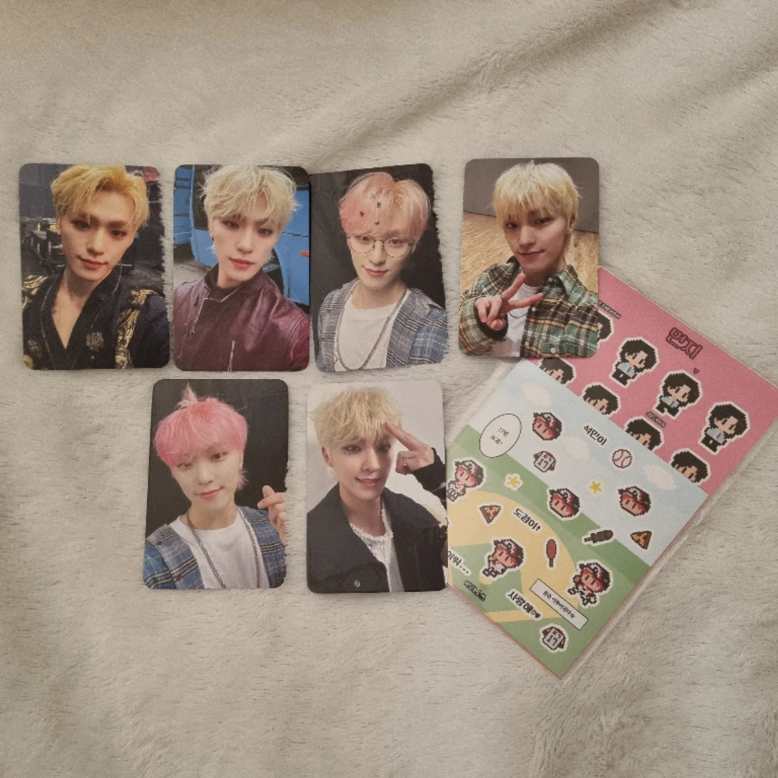 Dino (SEVENTEEN) photocards + klistermärke