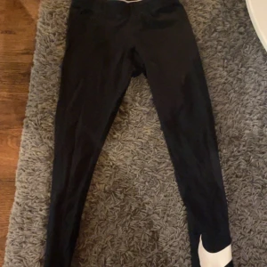 NIKE TRÄNINGSBYXOR  - Använda med bra kvalite!