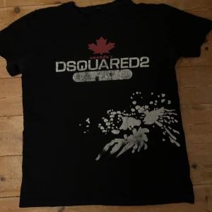 Dsquared T-shirt  - Använder ej då det inte är min stil längre, köptes på outlet för 1600. Jätte bra skick, inga fläckar eller hål. 