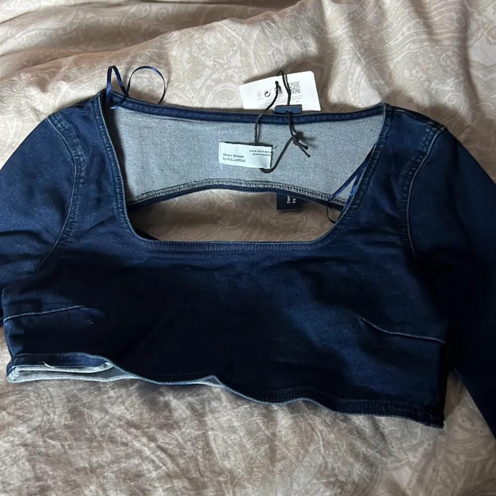 Säljer denna cropade topp från pull&bear oanvänd strl M . Toppar.