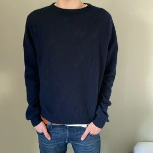 100% kashmire tröja - 100% kashmire tröja från asos som är i nyskick! Tröjan har ingen skada eller missfärgning! Nypris:1500kr Vårt pris: 600kr Skriv vid minsta fundering !