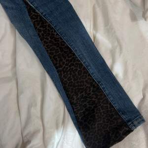 Jättefina unika lågamidjade jeans med leopardmönster på sidorna🐆