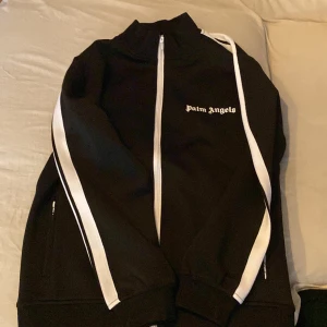 En jätte snygg Palm Angels tröja, som ska säljas för 899SEK - Den här tröjan är skön och stilig, en väldigt bra tröja för den varma terminen som kommer.