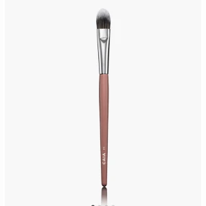 Caia borste - Säljer denna F11 Flat concealer brush då den inte kommer till användning , köpte i ett kit o provat denna en gång men använder beauty blender , kommer absolut tvättas noggran innan , som ny!! 🤎