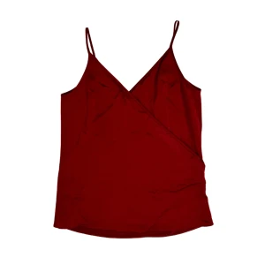 Topp i silke  - röd topp i silkesmaterial från filippa k 💛 obs - liten defekt framtill som ni ser på sista bilden, men går enkelt att sy <3