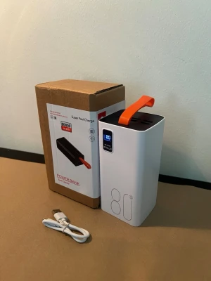 Helt ny 80.000 mAh powerbank! (Först till kvarn!) - Oanvänt – Helt ny i förpackning! Garanterat billigast i hela Sverige! (Nypris/st: 1500-1900kr)  Med denna 80.000 mAh superkraftiga powerbank behöver du aldrig oroa dig för att batteriet tar slut – perfekt för resor, arbete, camping och nödsituationer!  Det bästa med denna powerbank:  USB-C för snabbladdning – ladda dina enheter extra snabbt. 5 uttag – kan ladda upp till fem enheter samtidigt. Stor kapacitet – laddar mobilen många gånger om, vanlig iPhone 10-15 gånger. LED-display – tydlig visnin