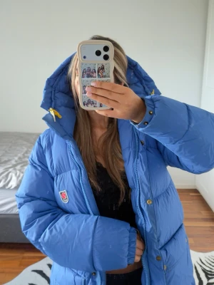 Blå Fjällräven Expedition dunjacka - Säljer min jättesnygga fjällräven jacka (dunjacka) som är väldigt sparsamt använd & är i nyskick då den inte har några skavanker eller defekter. Använd endast en vinter. Modell: EXPEDITION DOWN JACKET W Färg: Un Blue 💙 Storlek M (Womens)  Skriv om ni vill ha fler bilder eller om ni har frågor!! 💕  Nypris: 10 000 kr - (Mitt pris kan diskuteras)