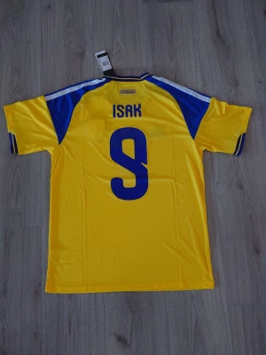 Sverige VM tröja Isak #9 - Hej! Säljer nu denna Sverige  tröja från VM 2026 med Isak #9 på ryggen. Tröjan är helt ny och om du har några frågor så är det bara att skriva privat!