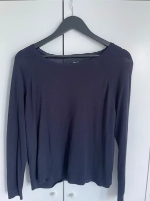 finstickad tröja - en superfin tunn, finstickad tröja, perfekt för sommarkvällar och om du vill lagra dina kläder utan värmen 💓 strl XL, har personligen strl S-M och den passar perfekt om man vill ha lite oversize