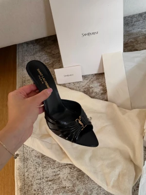 Svarta Saint Laurent babylone mules - Använda 1 gång. Köpta på YSL (inne på NK i Sthlm) i februari. Alla tillbehör medföljer (dustbags, skolåda, kvitta via mail osv). Storlek 39 men passar mig som har bredare fötter och vanligtvis 38-38,5  