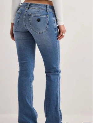 Abrand jeans - Low waist bootcut jeans från Abrand, säljer pågrund av att de e för små, knappt använda💗nypris 999kr, pris kan diskuteras