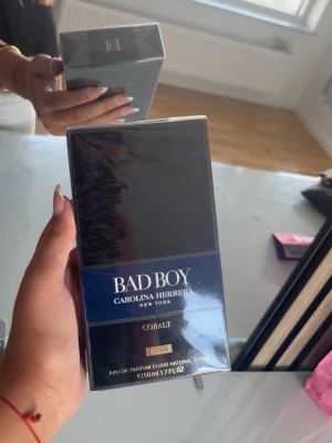 Bad Boy Cobalt Eau de Parfum - Bad Boy Cobalt från Carolina Herrera är en parfym i en elegant svart och mörkblå rektangulär förpackning. Flaskan innehåller 50 ml Eau de Parfum Elixir Natural Spray och har en modern, stilren design som känns lyxig och trendig.  Ny kostar 1200kr 