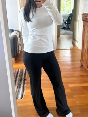 Svarta yogapants - Svarta fold-over yogapants från HM i S