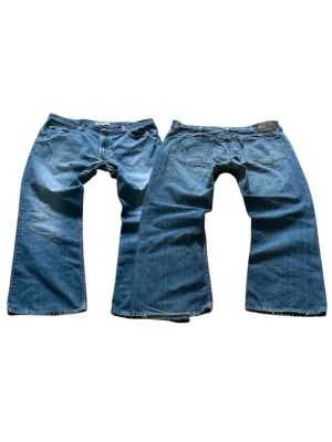 Blåa Vintage Baggy Bootcut Levis 527 Bootcut Jeans Storlek W38 L30 - Mycket fina Levis Jeans i blå färg. | Jeansen är i mycket bra skick och sparsamt använda. |  Äkta som allt annat jag säljer! ✅ |  Storlek: W38 L30  | Skick: Mycket Bra Skick  | Färg: Blå | Märke: Levis | Modell: Jeans |   Hör gärna av dig vid frågor så svarar jag så fort jag kan! 😁 |  (SKU - 219)