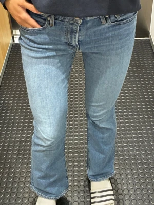 Klassiska Levi's jeans i perfekt tvätt!  - Säljer ett par jeans super fina men då de tyvärr är lite för korta på mig. Riktigt snygg passform med låg midja (low waist) och en perfekt bootcut shape! 😍 Sitter superfint! 💙❣️