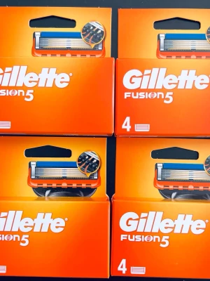 Rakblad Gillette Fusion5 rakblad 4 X 4-pack - Säljer fyra förpackningar Gillette Fusion5 rakblad, varje paket innehåller 4 st blad. Rakbladen har en orange och blå design och passar till Gillette Fusion5 rakhyvlar. Perfekt för en nära och smidig rakning.