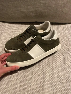Valentino Flycrew - Säljer mina valentino Flycrews väldigt bra sick. Använxa enstaka gånger. Hör av er om frågor eller funderingar 