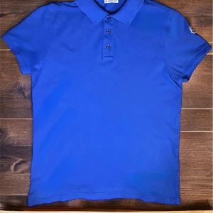 Moncler pike - S, skick 9-10 färg royal blue. Nypris är 2600 använt fåtal gånger kom privat för mer frågor. Köpt på vongreven closet