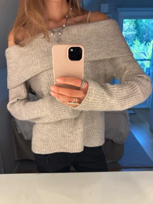 Beige off shoulder stickad tröja - Beige off shoulder stickad tröja från H&M som tyvärr inte kommer till användning längre. 