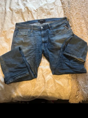 Replay Anbass - Säljer min replay anbass storlek W36L32. de är inte så använda och har en fin blå färg som passar till det mesta! Anbass lappen på insidan har trillat av.. samt replay skinnbiten på baksidan av byxan har lossnat lite! men inger som påverkar hur de ser ut på! Är öppen för prisförslag samt ifall ni har några frågor! 