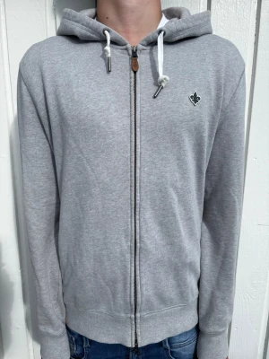 Morris zip hoodie - Säljer nu denna sjukt snygga morris zip hoodie. Står storlek L i nacken men sitter mer som en    S/M. Skriv för fler bilder/frågor.