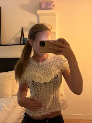 supersöt topp från Zara!! - supersöt topp, knappt använd och inga defekter!!