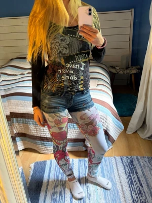 Färgglada leggings med blommönster - Säljer ett par unika leggings med färgglatt mönster. Tight passform och stretchigt material som sitter skönt på benen. Perfekta för dig som vill sticka ut med din stil och gillar kreativa prints. Det står ingen storlek men skulle säga passar S-M😍