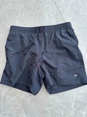 Marinblå badbyxor Tommy Hilfiger M - Snygga badbyxor från Tommy Hilfiger i slim fit-modell. Jättefint skick, herr storlek M.