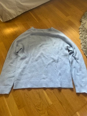 Ljusblå stickad tröja från ONLY - Mysig ljusblå stickad tröja från ONLY med rund halsringning och ribbade muddar vid ärmslut och nederkant. Perfekt för lager-på-lager och enkel att matcha med jeans eller kjol. Har använt några få gånger, så är väldigt bra skick. Den är i storlek S 