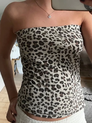 Leopardmönstrad tubtopp - Snygg tubtopp med leopardmönster köpt second hand men i bra skick 
