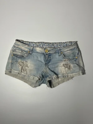 Lågmidjade jeansshorts - 👕 Plagg: Jeansshorts                                                          📏 Storlek: Midjemått 39 cm                                                                                                            ✨ Skick: Fint skick                                                        💬 Vid frågor är det bara att skriva!                                                                                          🛍️ Gramenti