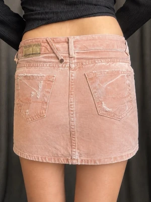 Vintage lågmidjad jeanskjol - Supersöt kjol med originaletiketten kvar! Strl 25 men uppskattar till en xs. Färgen är som på de första bilderna! Midjemått: 72cm💞