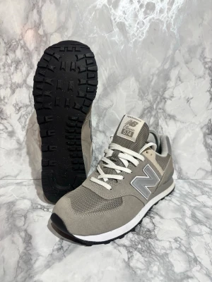 New balance 574 - Säljer ett par New balance skor i mycket fint skick Storlek: 42 Skick: 10/10 förurom det på N:et Färg: grå 📦 Ingår: Endast Skon 💰 Pris: 899 kr Snabb affär prioriteras – seriösa bud välkomna. Skriv gärna för fler bilder eller frågor. 