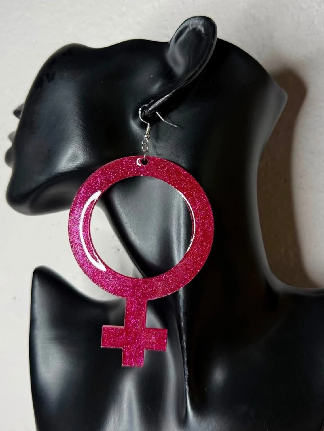 Nya Glittriga Rosa Feministiska Örhängen - Kvinnotecken Stl XL - Akryl Lätta att Bära - Stora Statementörhängen - 925 Silverkrokar -  Nypris 360 kr - 2