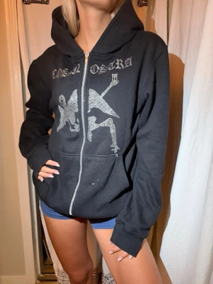 Svart Rhinestone Zip Hoodie🖤 - Supee snygg svart zip hoode från Cosa Nostra Sthlm. Använd en del, men är i bra skick. Finns lite små fläckar som jag ej försökt få bort, (se sista bilden).🖤
