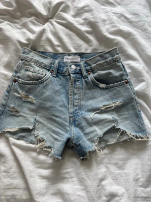 Zara jeansshorts  - Säljer jeansshorts från Zara med slitningar 