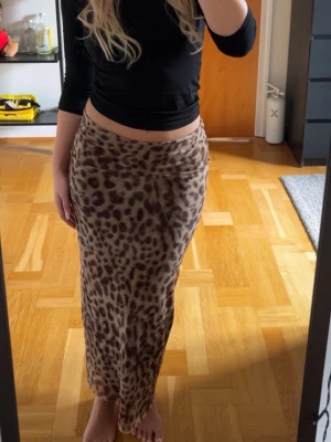 Leopardmönstrad långkjol - Långkjol med leopardmönster! Skitsnygg och passar till mycket. Liten i storleken