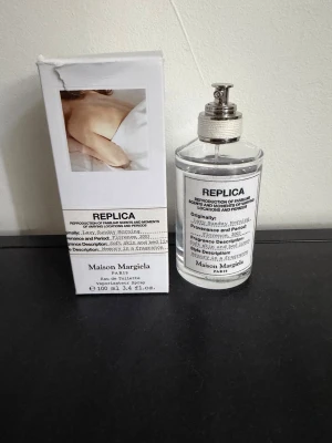Maison Margiela lazy Sunday morning parfym 100 ml - Maison Margielaparfym i genomskinlig glasflaska med metallfärgad spraypump. Doften heter Lazy Sunday Morning och kommer i originalkartong med konstnärlig bild på framsidan. Flaskan har minimalistisk design och tydlig etikett.