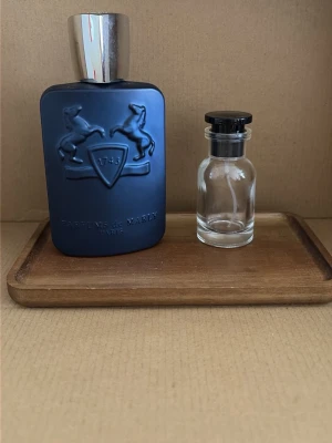 30 ml Parfums de Marly Layton - 30 ml sample av Parfums de Marly Layton. 2ml gratis sample ingår i köpet. Pris kan ej diskuteras, fraktas inom 24h