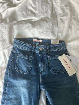 Jätte trendiga slutsålda jeans från gina - Dessa mid waist jeans från Gina som är helt slutsålda säljer jag för att när jag fick hem de insåg jag att de var försmå. Men älskar designen och önskade verkligen att de skulle passat mig.
