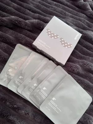 Ögonmasker med stjärnmönster - Säljer ett set med ögonmasker i individuella förpackningar. Maskerna har ett gulligt stjärnmönster och kommer i en stilren, ljusgrå ask. Perfekt för dig som vill fräscha upp huden under ögonen och få en piggare look.