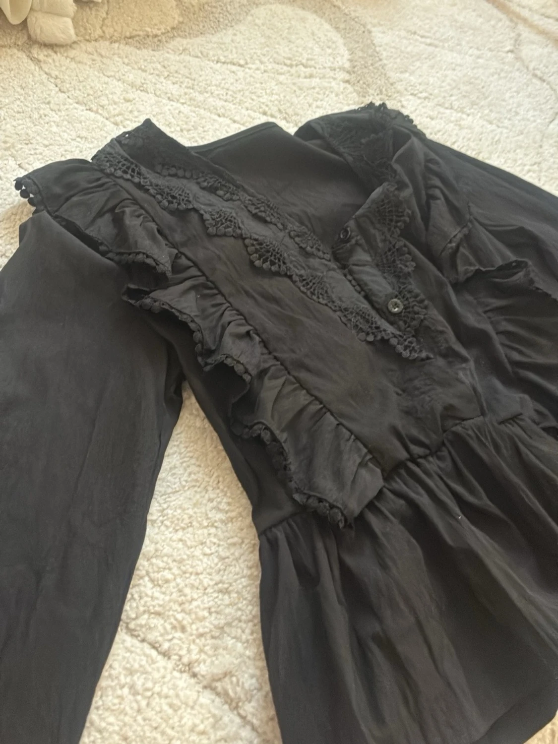 Svart blus med volanger och spets - 2