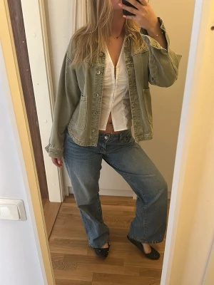Ljusgrön oversized jeansjacka - Säljer min gröna jeansjacka från Zara då den inte används. Ser som ny ut, strl M💕